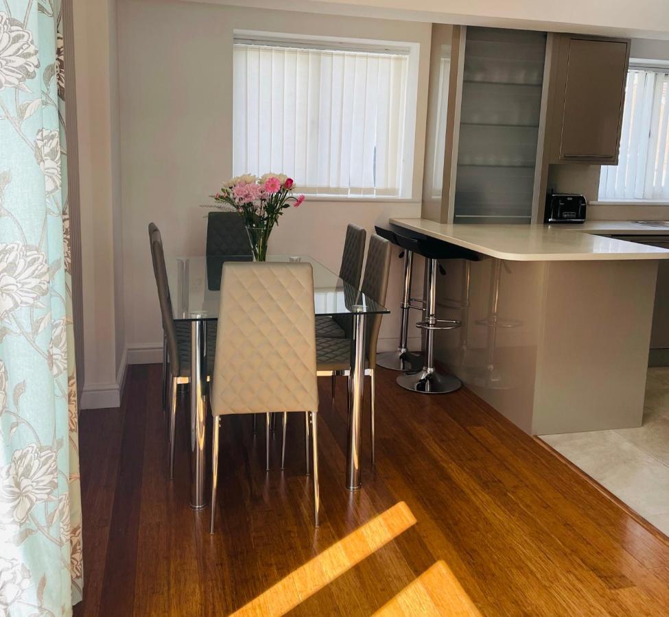Sunny Corner, Padstow. Spacious 3 Bedrooms, 2.5 Bathrooms, Parking, Garden. Eksteriør billede